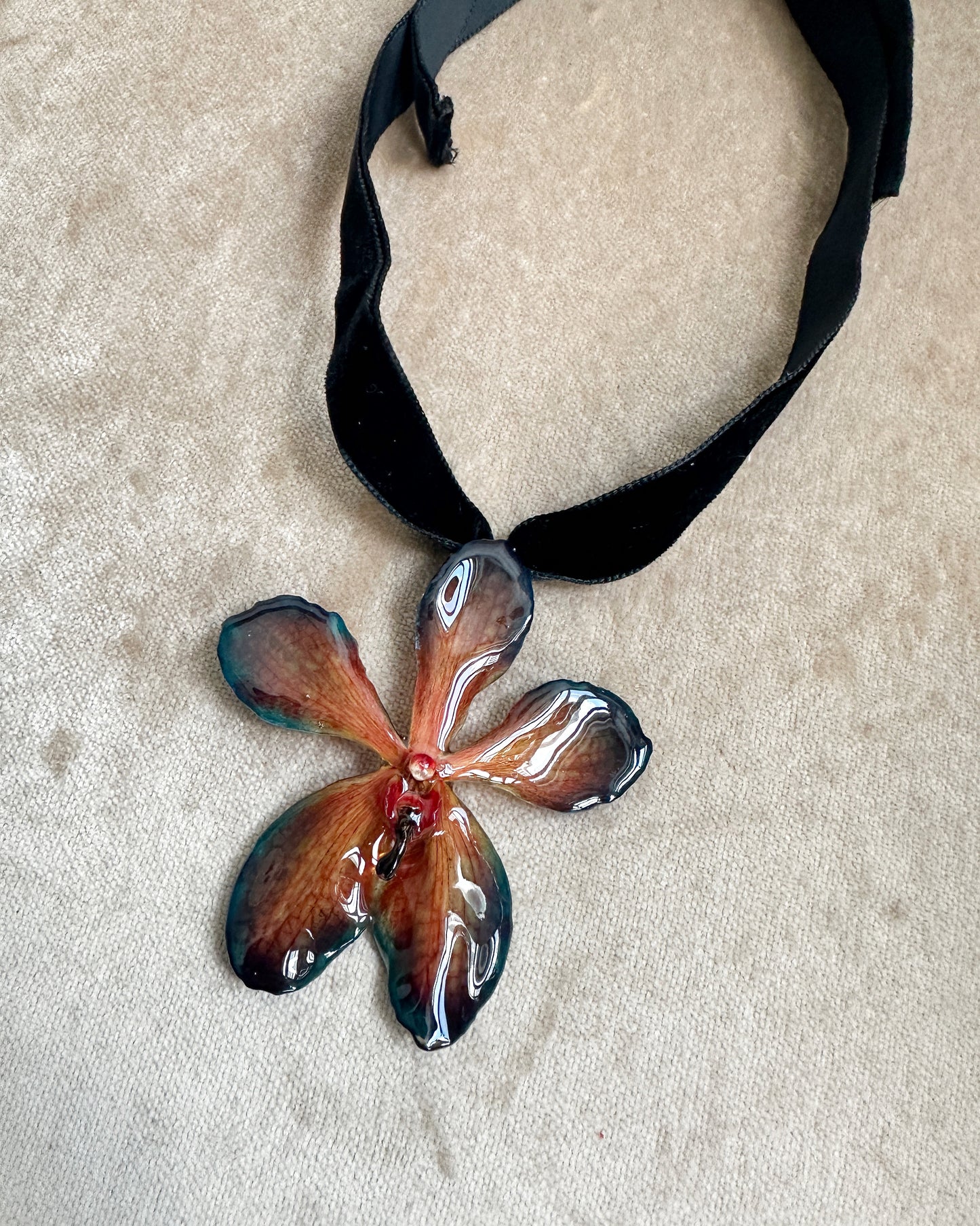 Alien Mokana Ribbon Choker (Limited Edition)