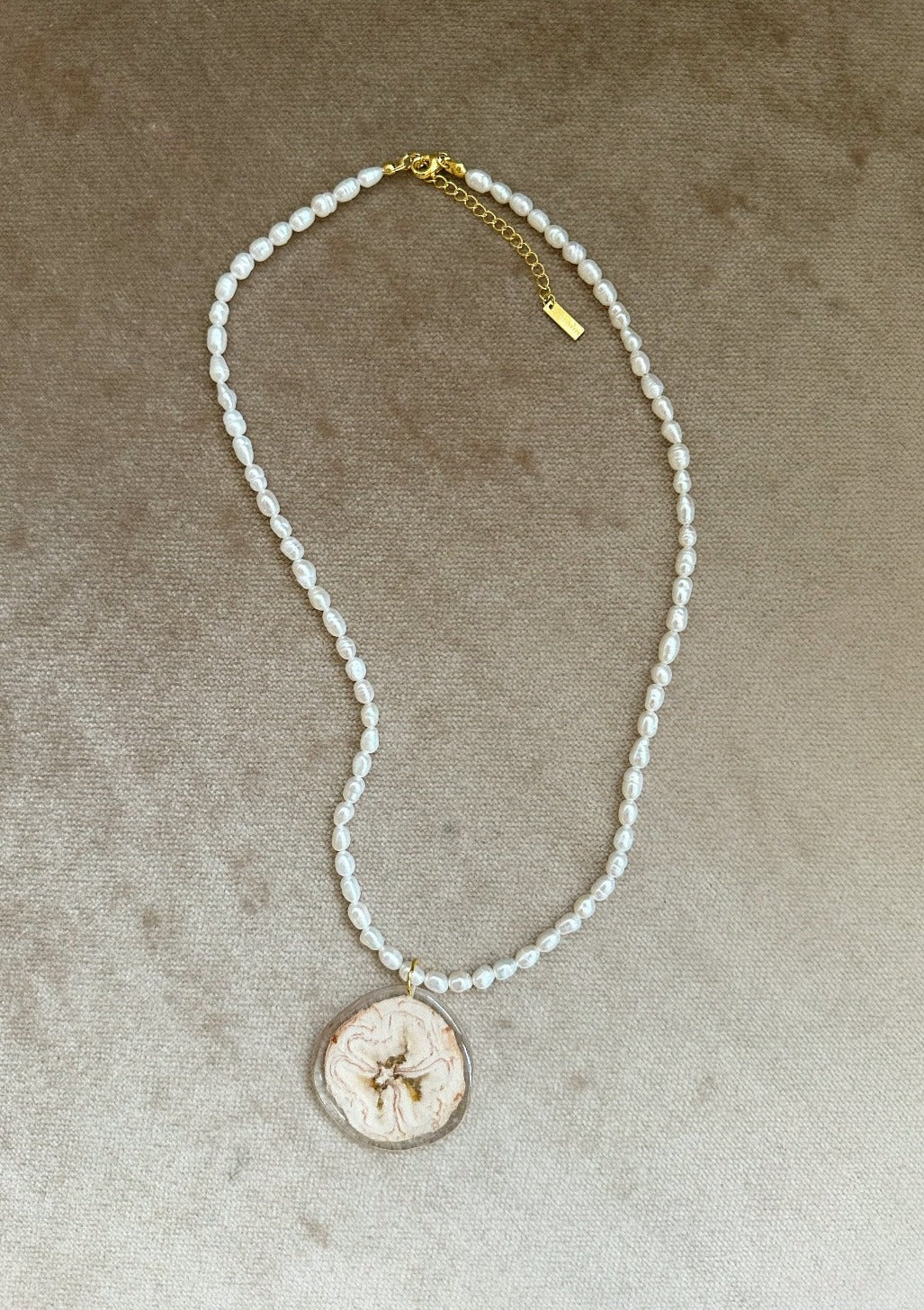  Freshwater rice pearl necklace with a preserved banana cross-section pendant
