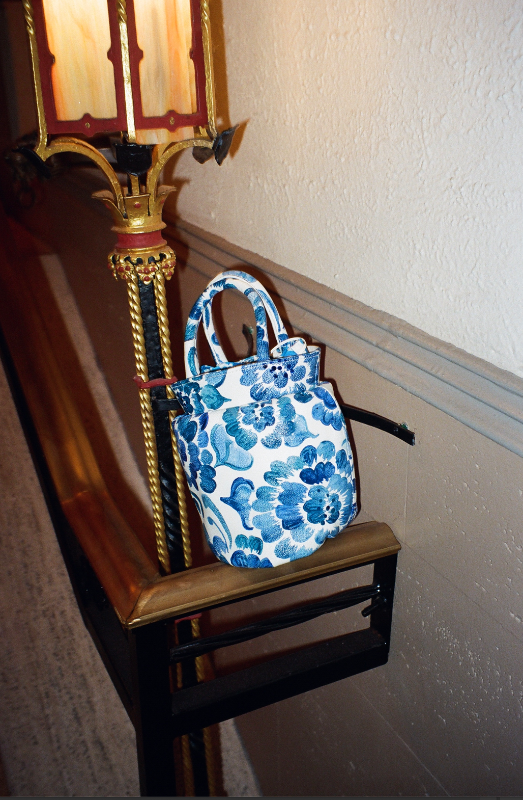 Hand-painted chinoiserie blue watercolor byproduct mini vase tote.